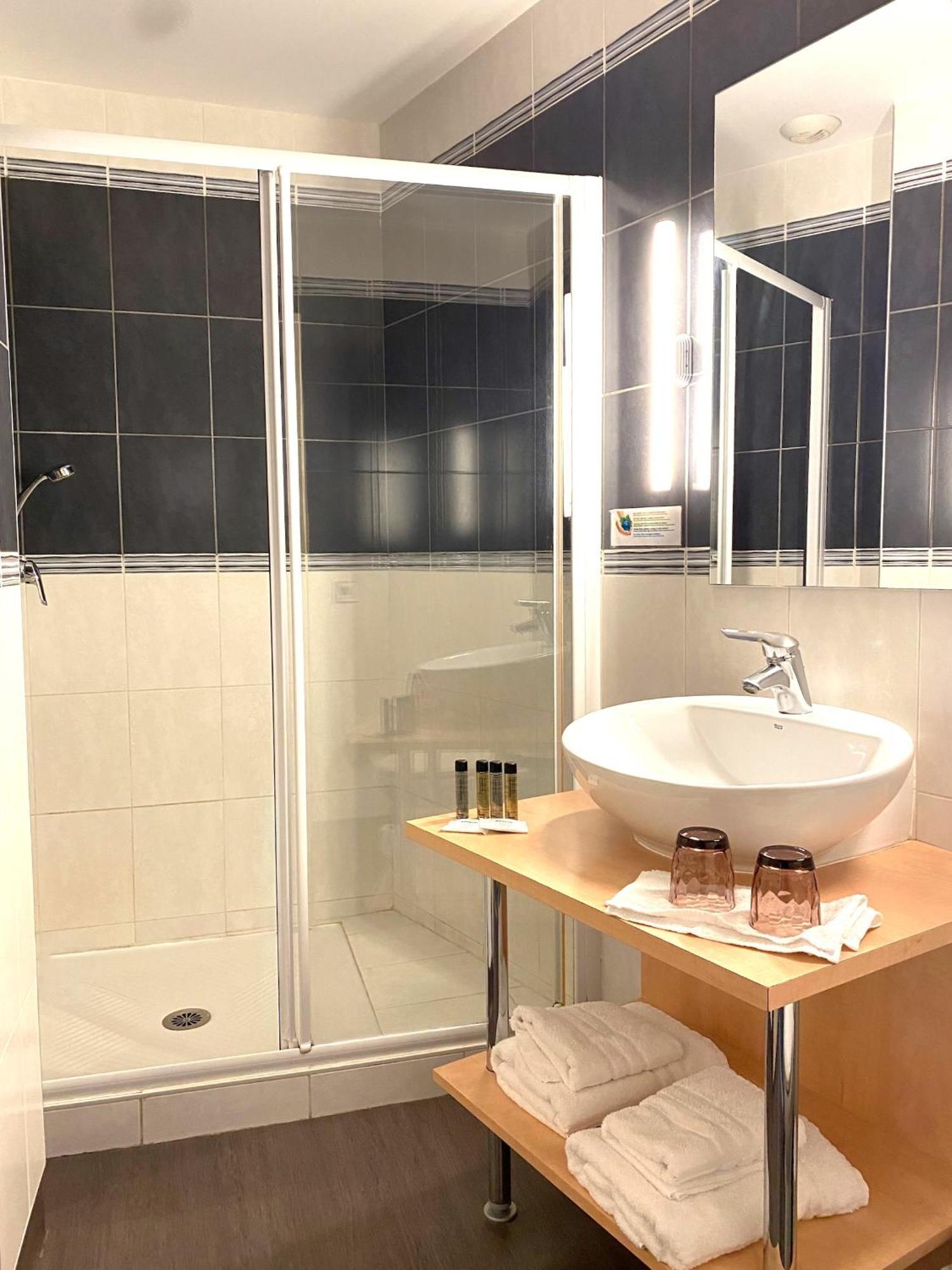 Hotel Le Bellevue Les Roches-de-Condrieu 外观 照片