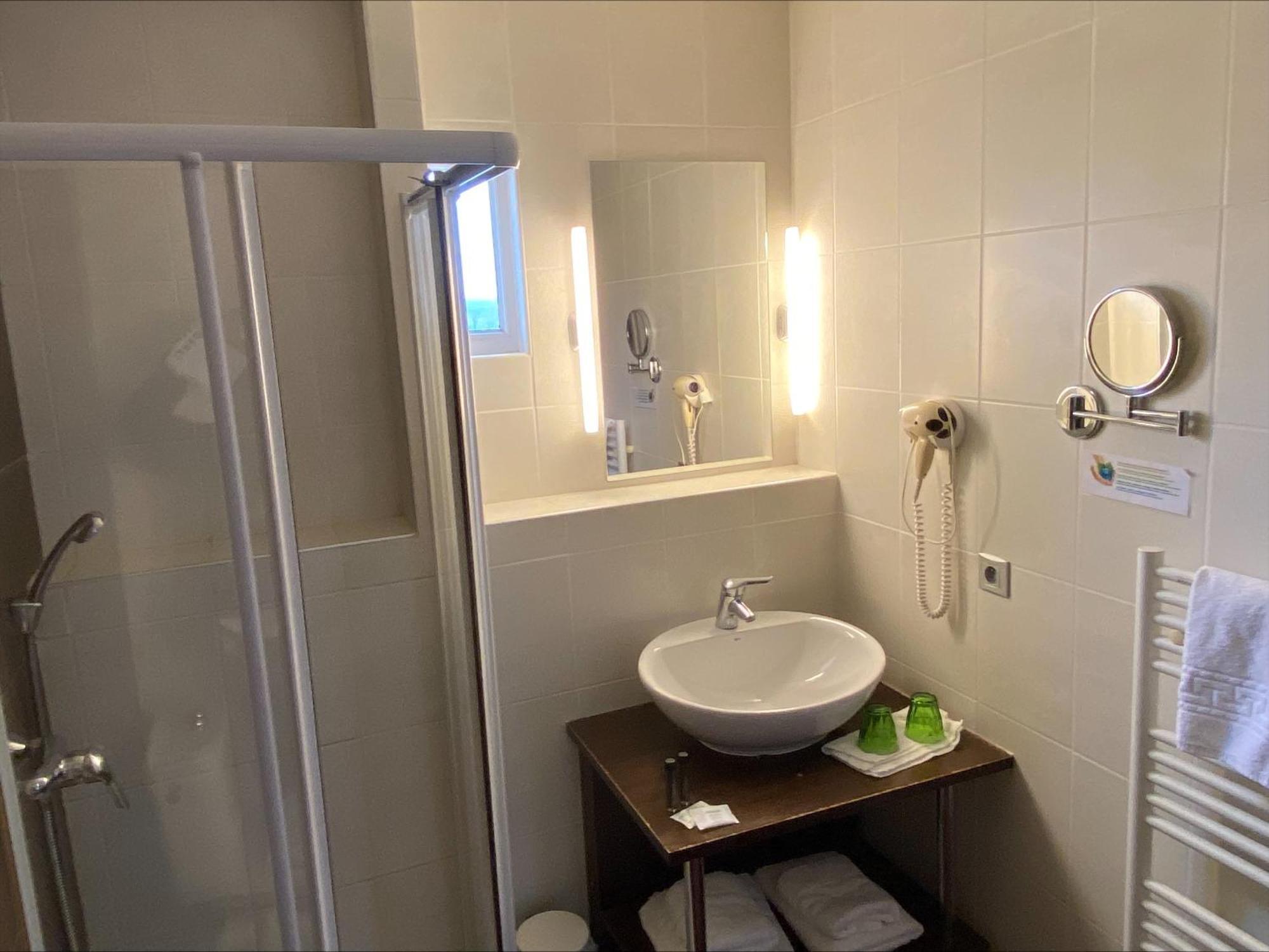 Hotel Le Bellevue Les Roches-de-Condrieu 外观 照片